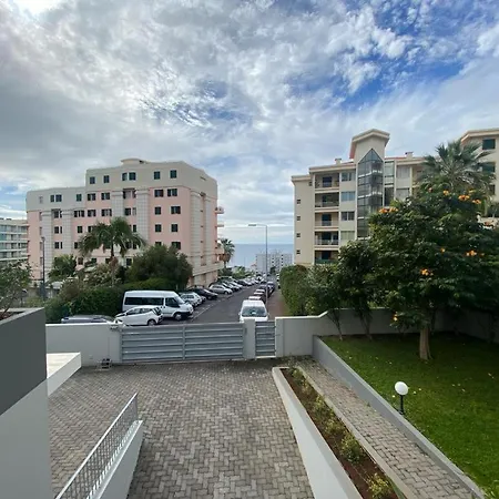 Elephant 2br With Terrace, Side Sea View And Pool Access * Funchal (Madeira)